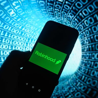 Robinhood shares fall 4% as crypto slump weighs on profits, offsetting gains in new businesses